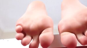 Toe curling ts shows off her wrinkled feet