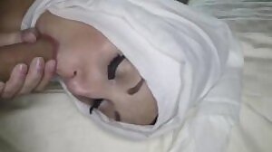 Arab girlfriend giving head to big dick in hotel