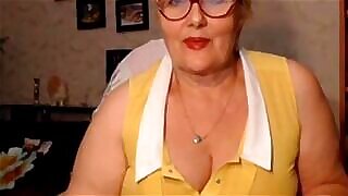 Fat Granny Flashes Her Asshole on Cam