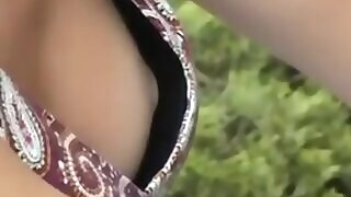 Downblouse voyeur