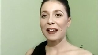 Haarige Türkin fickt anal, Die scharfe Türkin hat keine Lust sich die Fotze oder den Arsch zu rasieren und es gibt auch tausende Männer, die sie gerade deshalb gerne bumsen. Immerhin fickt die haarige Türkin gerne anal und da widersteht echt kein Mann.