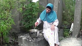 French Arab girl exchanges some oral pleasure, Lovely French Arab girl gets her slit fingered and licked and sucks dick in this hot HD video made in public.
