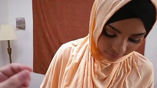 Forbidden arab habiba cumsprayed in mouth