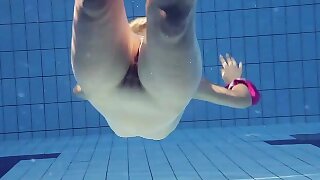 Hot Elena shows what she can do under water