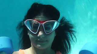 UnderWaterShow presents Micha the underwater gymnast